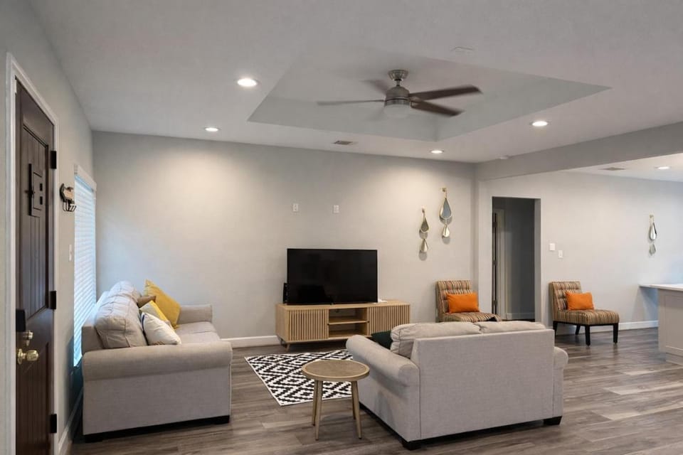 Communal lounge/ TV room, TV and multimedia, Living room, Seating area