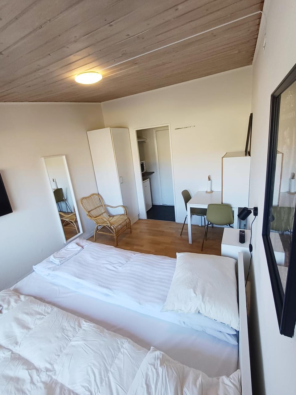 Double room 5 with Free Parking Apartment in Aalborg