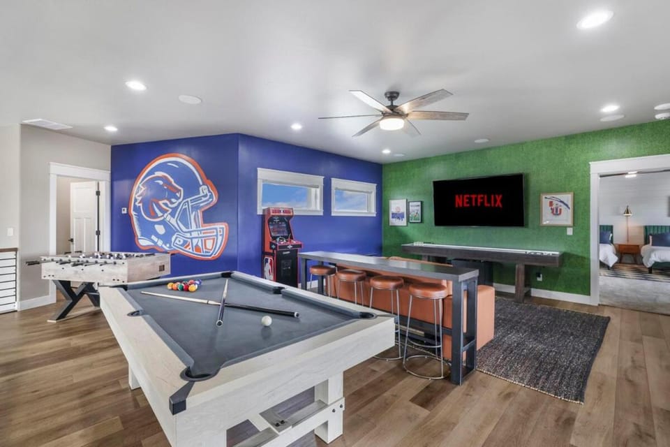6K SQFT Lux Heated Pool Hot Tub Sauna Speakeasy House in Twin Falls