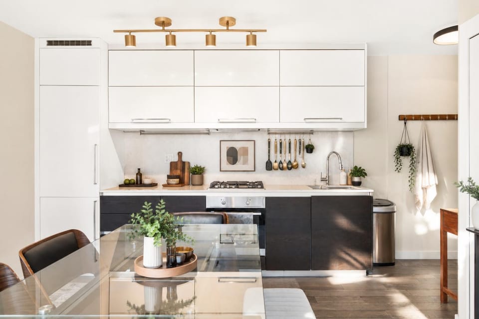 Kitchen or kitchenette, Dining area, oven, stove