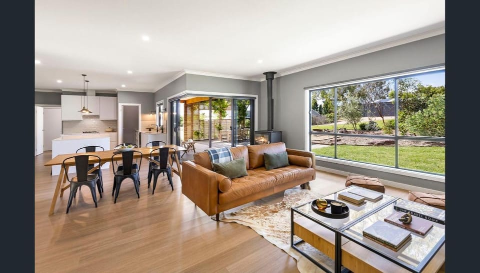 Relax & Explore Mansfield Spacious Family Retreat Near Mt Buller House in Mansfield