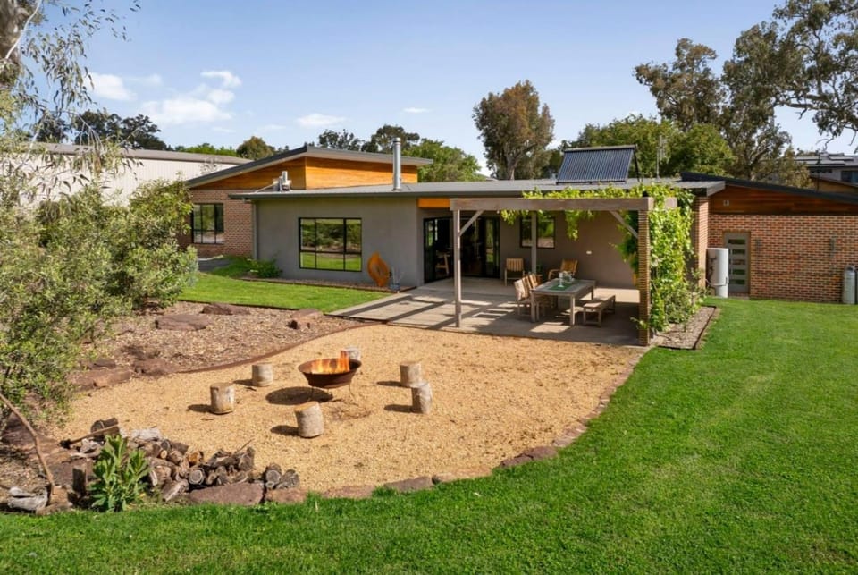 Relax & Explore Mansfield Spacious Family Retreat Near Mt Buller House in Mansfield