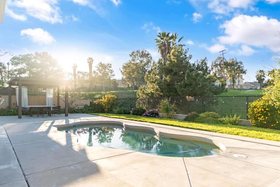 Corona Golf Course Pool Home 4B3B - Pet Friendly House in Corona