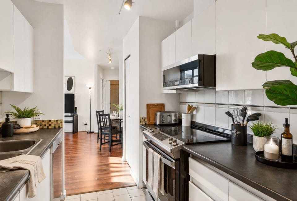 TV and multimedia, Coffee/tea facilities, Kitchen or kitchenette, Dining area, dishwasher, oven, stove, toaster