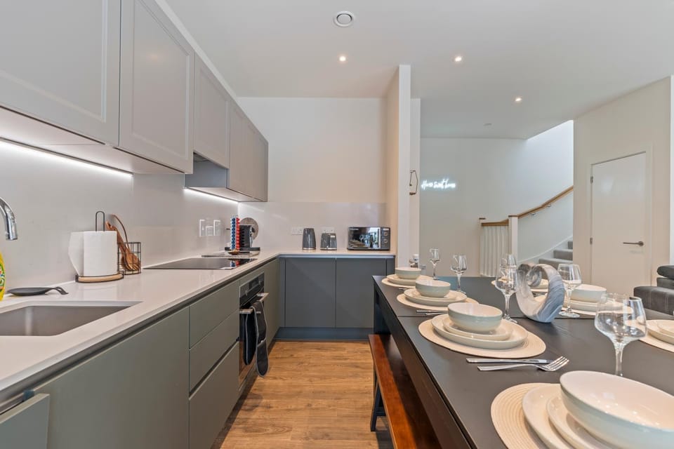 Kitchen or kitchenette, Dining area, minibar, stove, kitchen