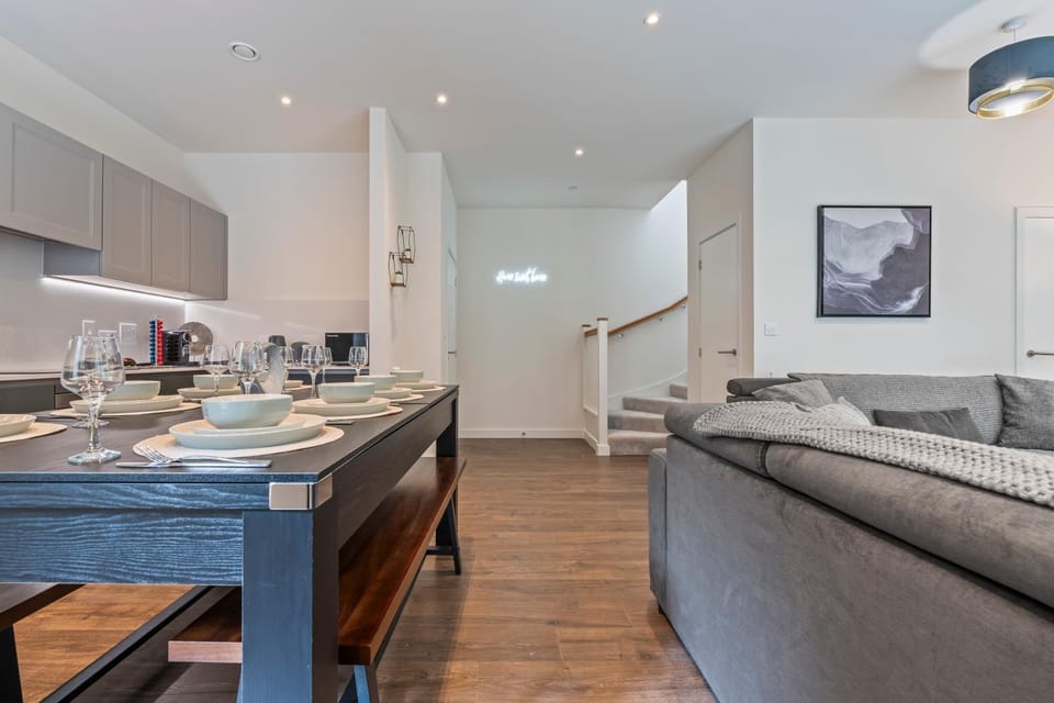 Kitchen or kitchenette, Living room, Seating area, Dining area