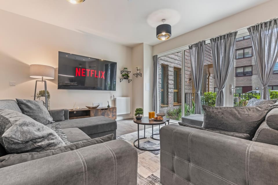 Communal lounge/ TV room, TV and multimedia, Living room, Seating area, Evening entertainment