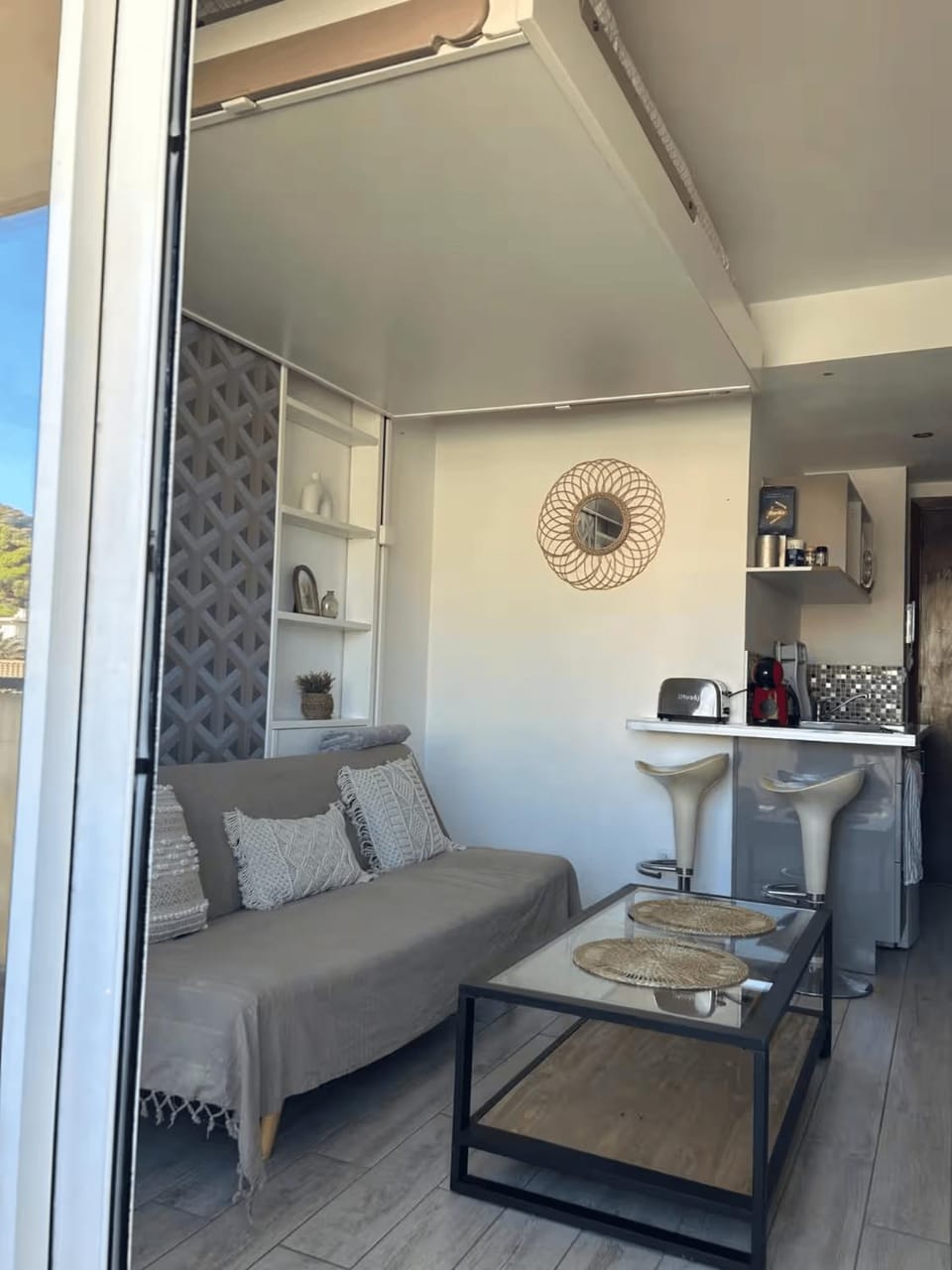 Kitchen or kitchenette, Living room, Seating area