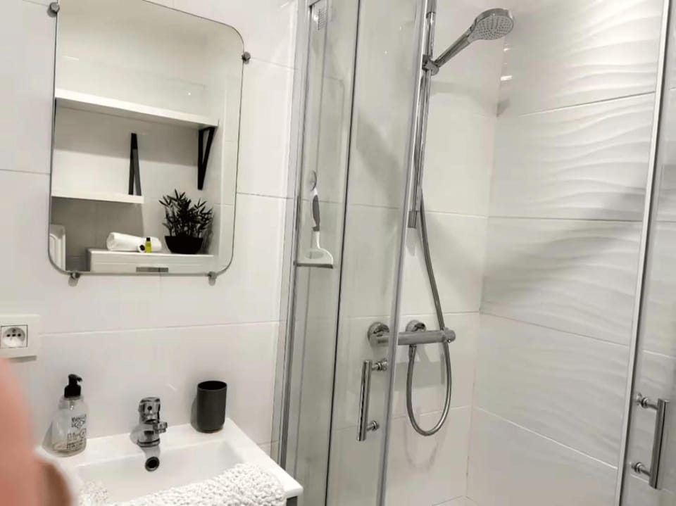 Shower, Bathroom, heating, towels
