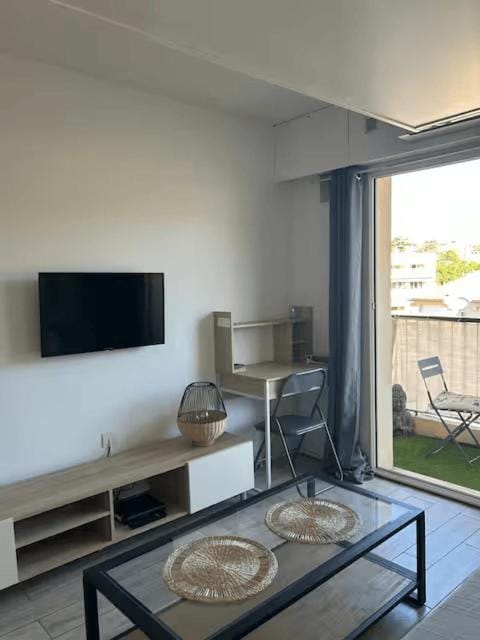 TV and multimedia, Living room, Seating area, Dining area