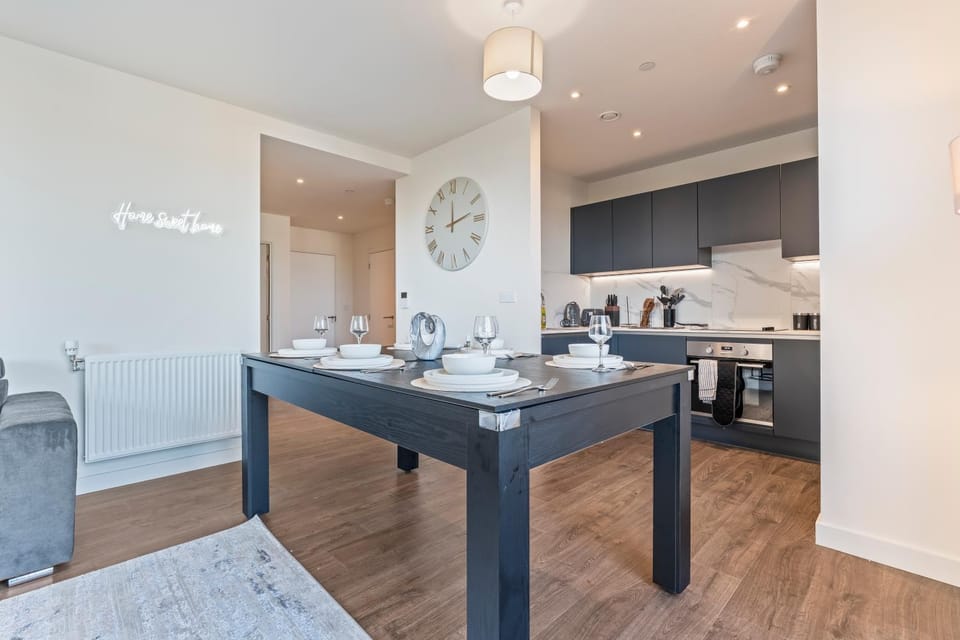 2 Bed Flat, Pool Table, Terrace 4 stops to Wembley Apartment in Harrow