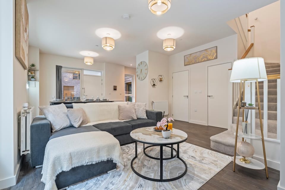 Harrow 3 Bed Duplex, Pool Table 4 stops to Wembley Apartment in Harrow