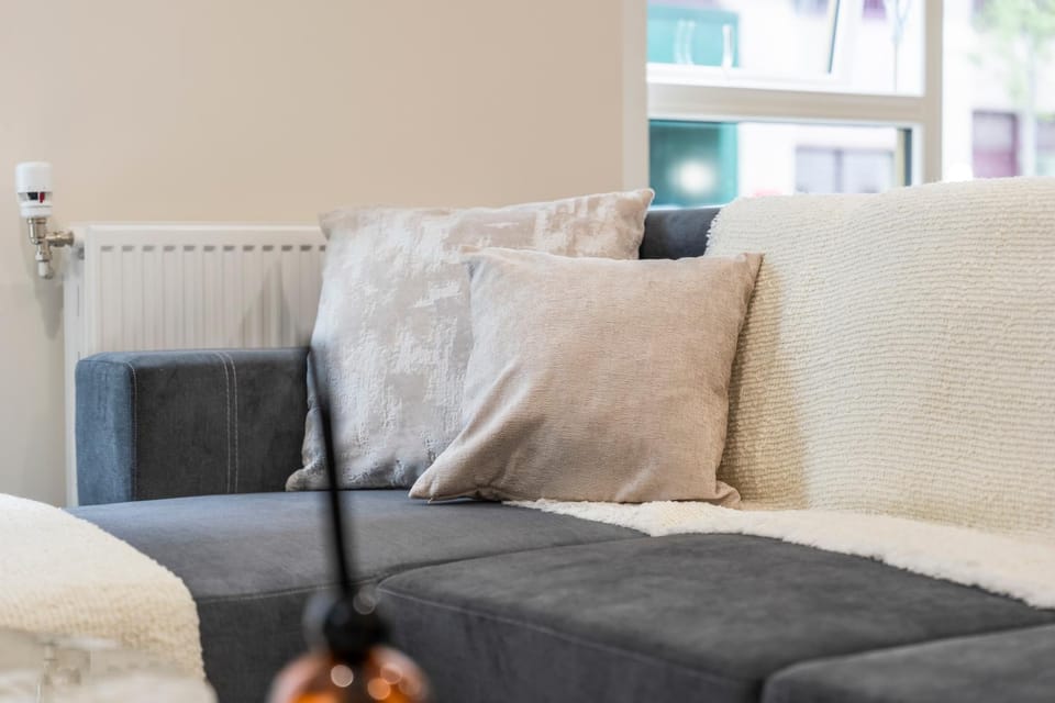 Harrow 3 Bed Duplex, Pool Table 4 stops to Wembley Apartment in Harrow