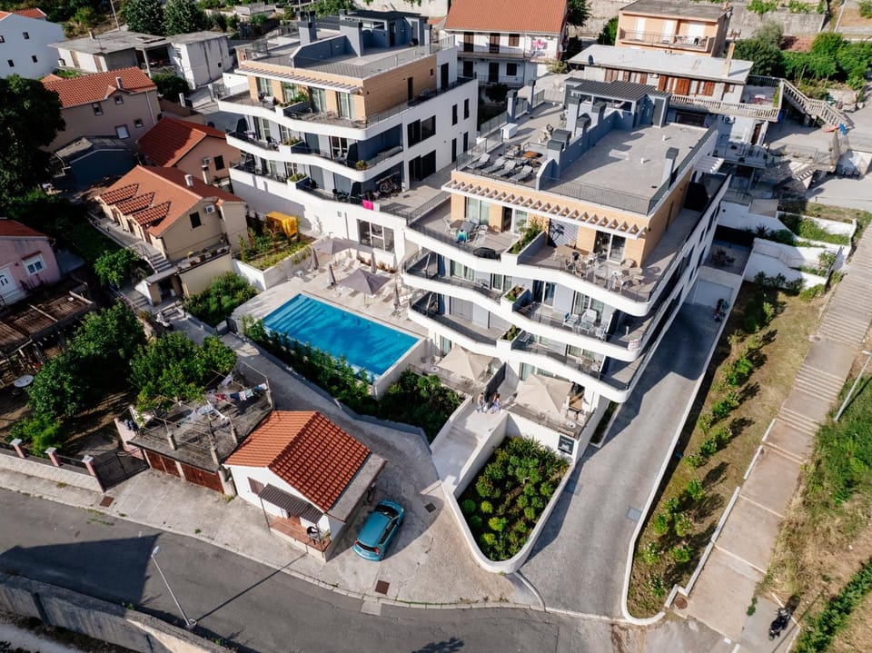 Property building, Neighbourhood, Bird's eye view, Swimming pool, Location