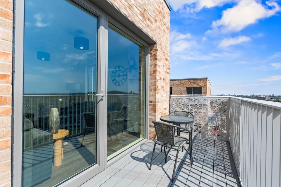Top Floor Penthouse Flat, Wembley Views, Sleeps 8 Apartment in Harrow