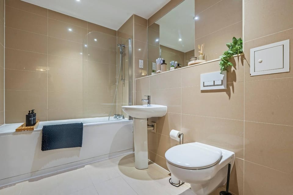 Cozy 2BR Harrow, Sleeps 8, Gym, Near Station Apartment in Harrow