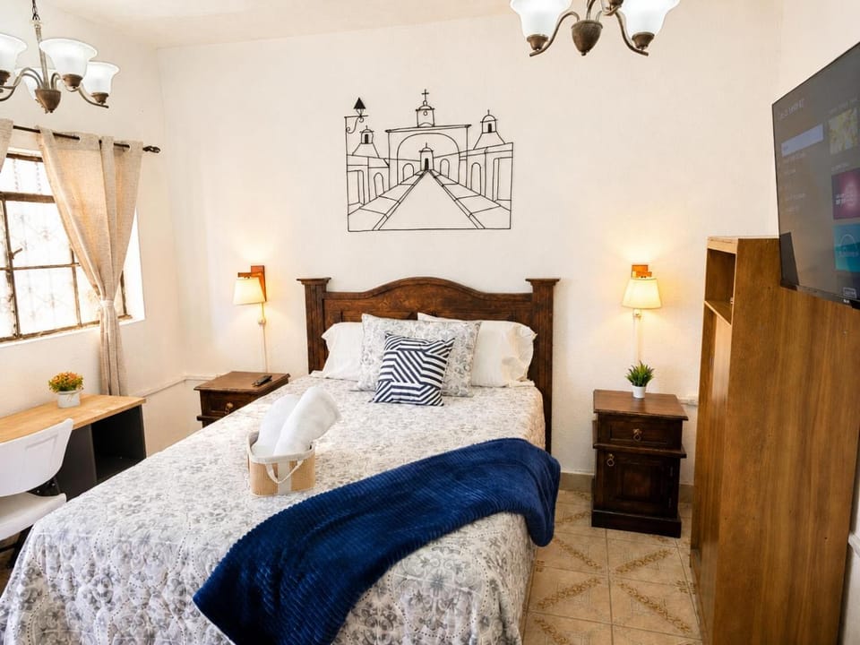 Bed, TV and multimedia, Photo of the whole room, Bedroom