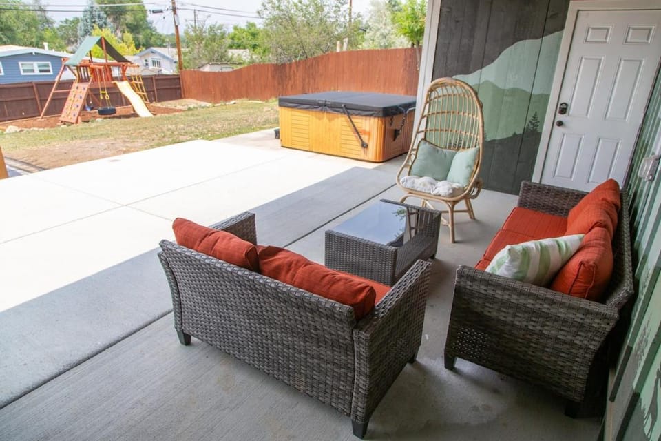 The Disco Den - Hot Tub, Shuffleboard, Fire Pit House in Westminster