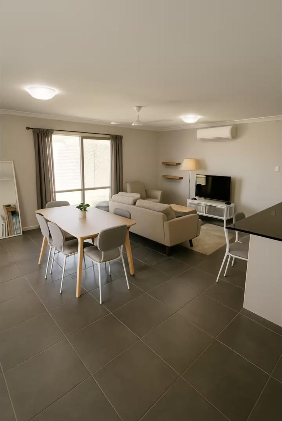 Bright Family Retreat - Quiet Caboolture Stay - Holiday Home House in Caboolture