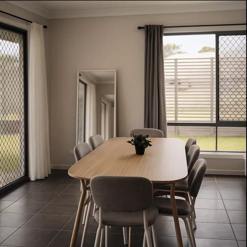 Bright Family Retreat - Quiet Caboolture Stay - Holiday Home House in Caboolture