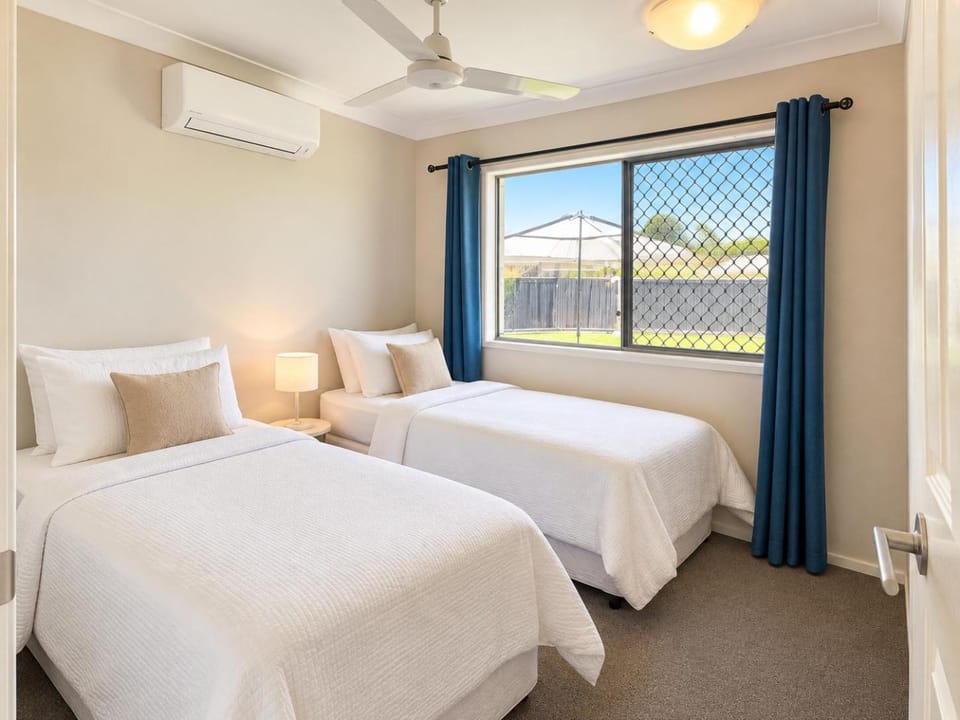Bed, Photo of the whole room, Bedroom, air conditioner