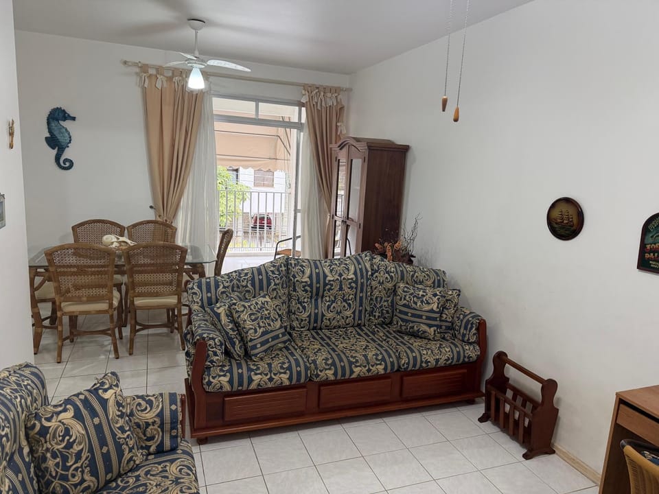 Apartamento Ótima localização 750 metros da praia da enseada Apartment in State of São Paulo