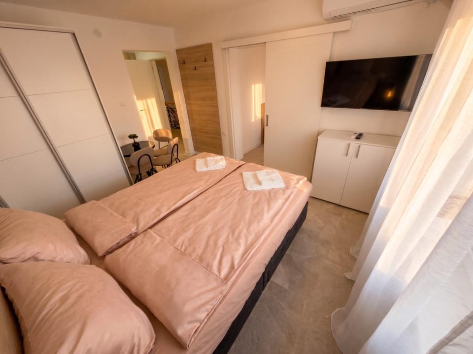 Bed, TV and multimedia, Kitchen or kitchenette, Seating area, Bedroom, wardrobe