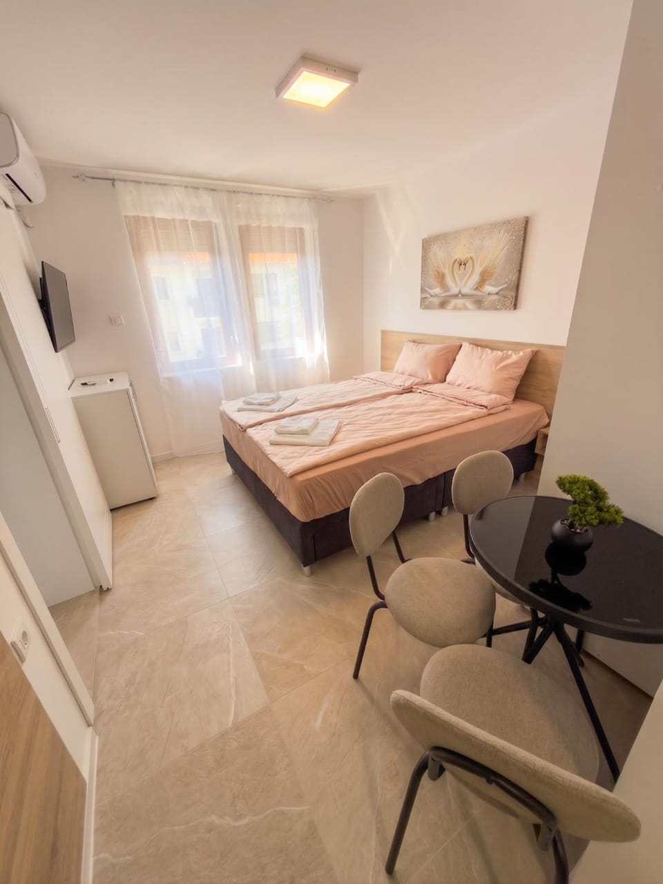 Bed, TV and multimedia, Seating area, Bedroom, air conditioner