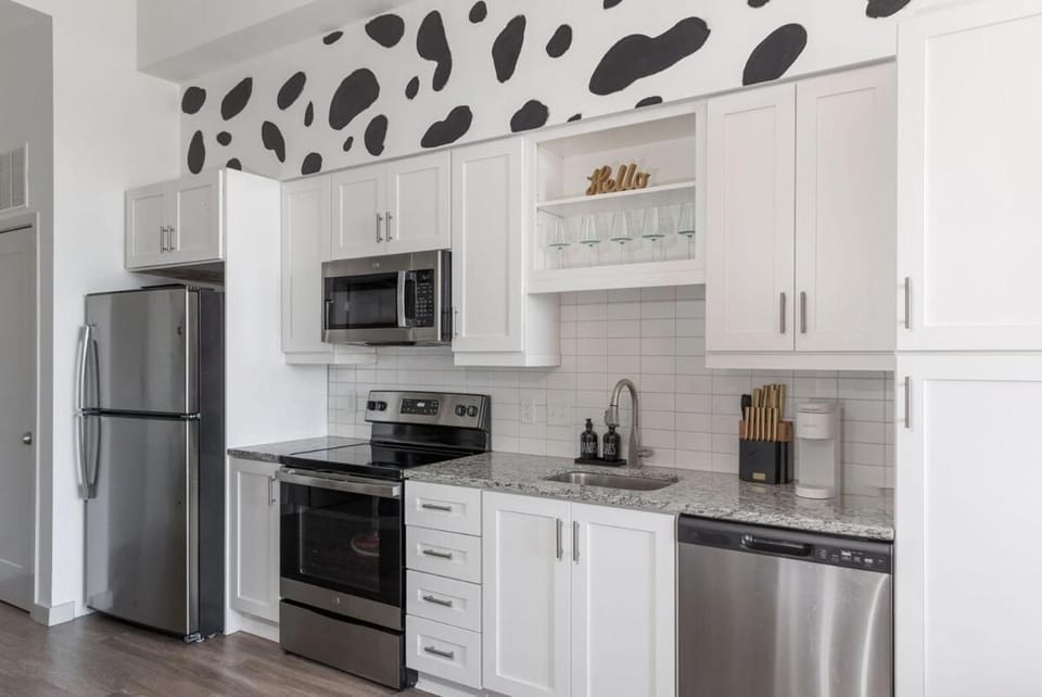Walk to broadway, Rooftop Pool and Sky Lounge Apartment in The Gulch