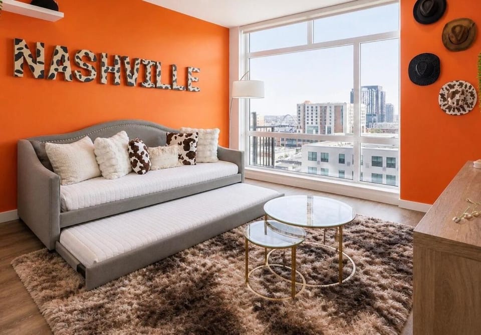 Walk to broadway, Rooftop Pool and Sky Lounge Apartment in The Gulch