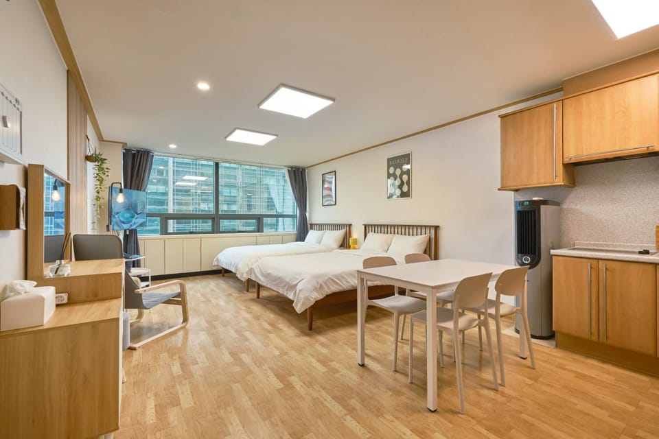 Bed, Kitchen or kitchenette, Living room, Photo of the whole room, Seating area, Dining area, Bedroom