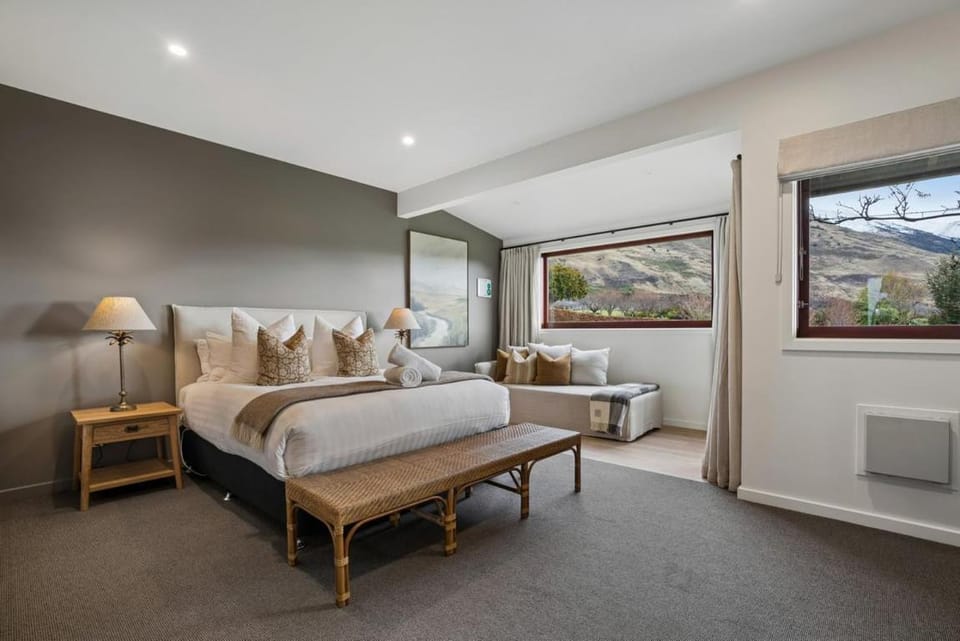 Bed, Photo of the whole room, Bedroom, internet, towels