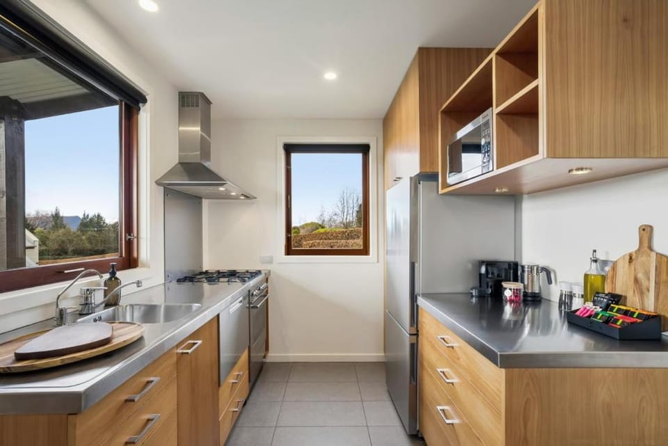 Kitchen or kitchenette, dishwasher, stove