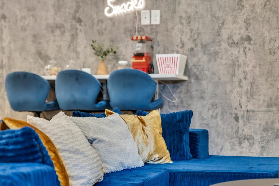 Lounge or bar, Food and drinks, Seating area