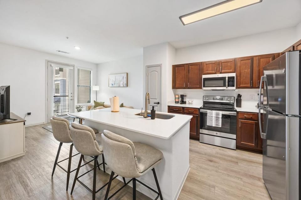 Getaway Oasis with Pool, Gym & Free Parking Apartment in Frisco