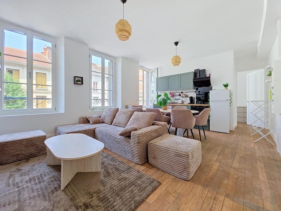 Kitchen or kitchenette, Seating area, Dining area
