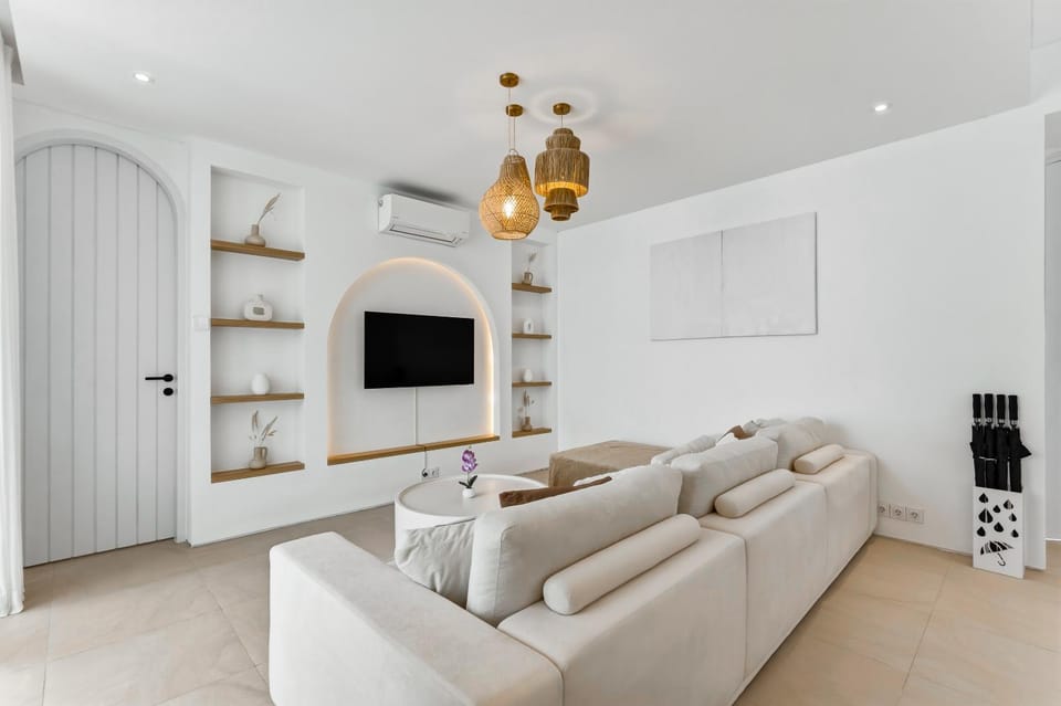 TV and multimedia, Living room, Seating area, air conditioner