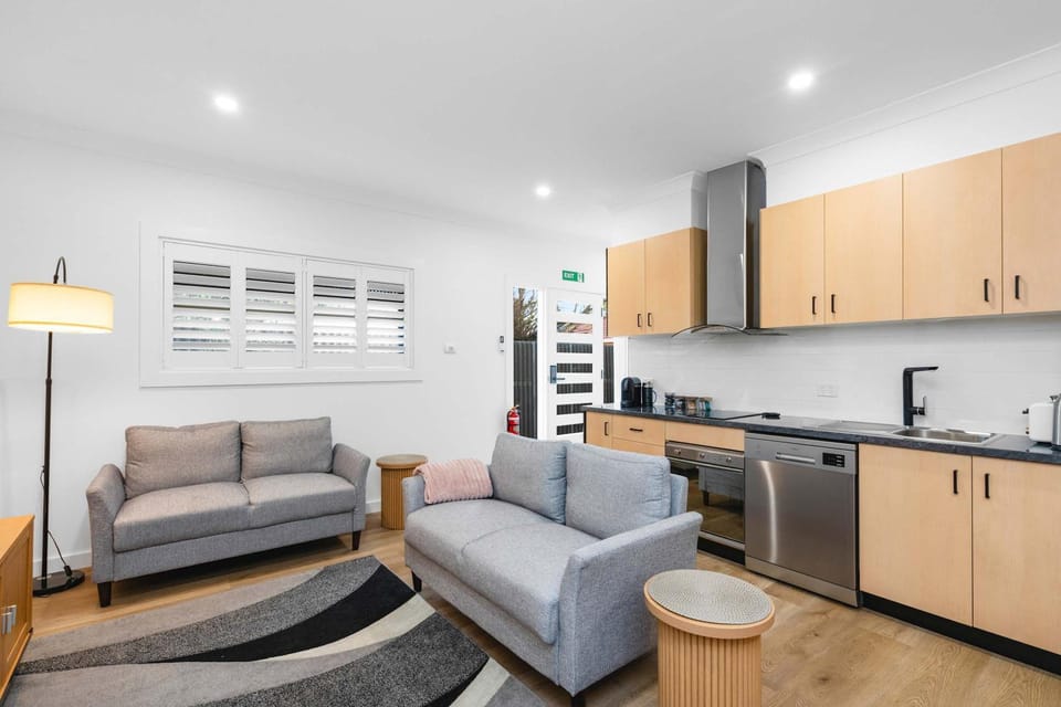 Pirouette Place - Private Retreat Heart of Wagga House in North Wagga Wagga