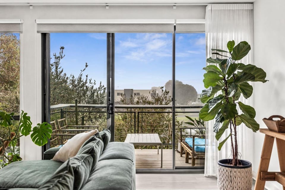 Coastal Resort Style Living Golf Tennis Pool & Beach House in Torquay
