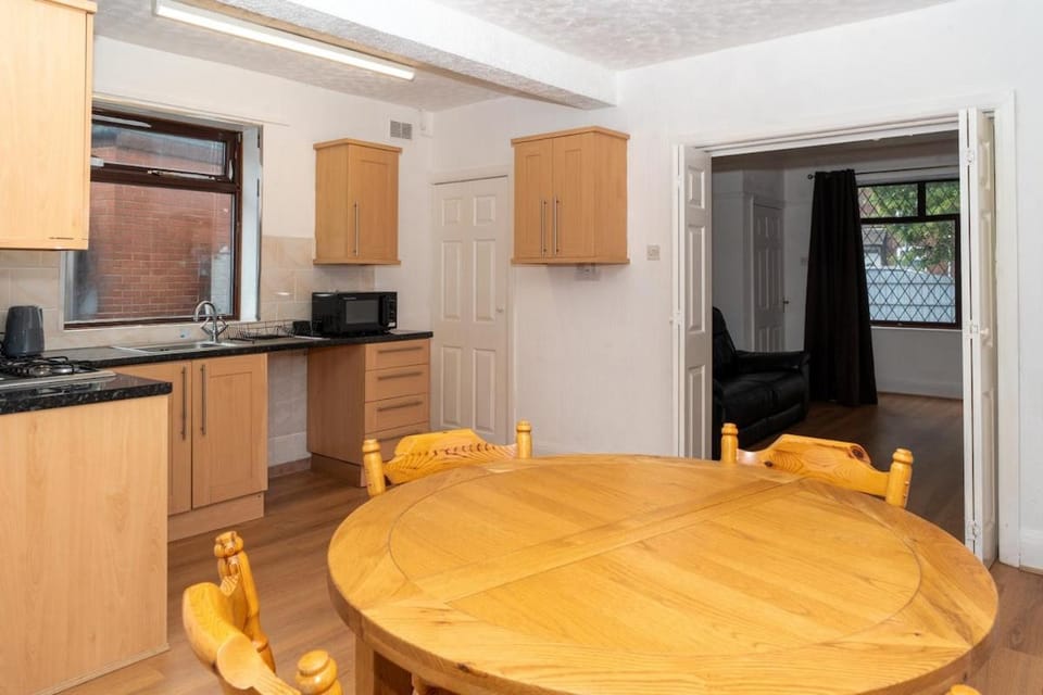 Stylish Refurbished 2-Bed Home Free Parking House in Stoke-on-Trent