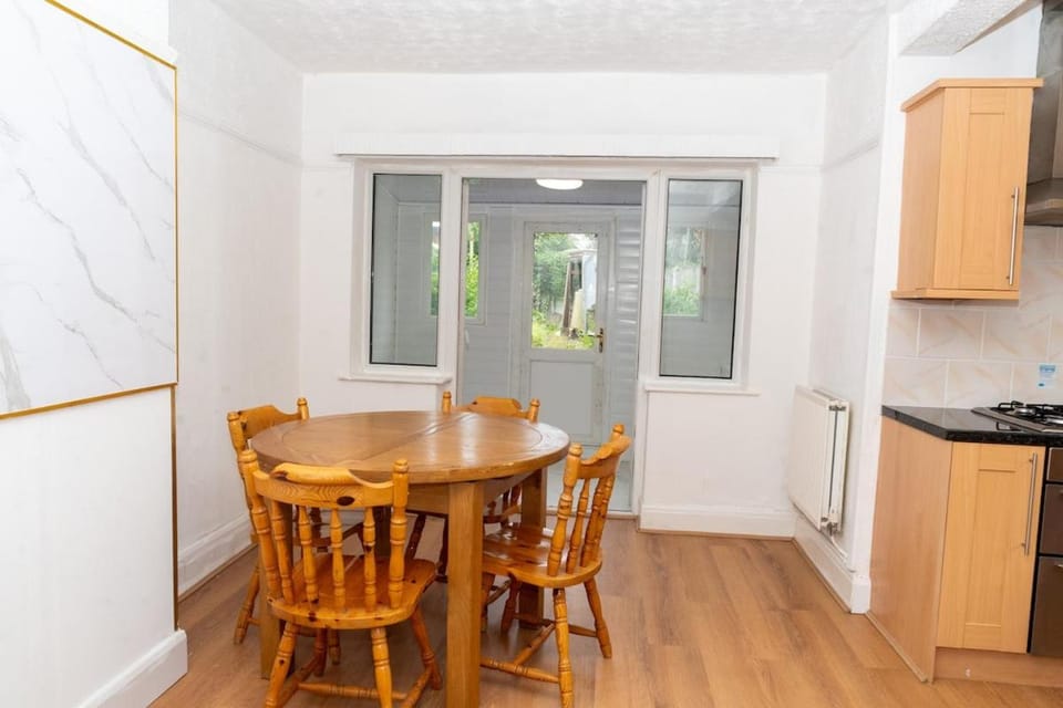 Stylish Refurbished 2-Bed Home Free Parking House in Stoke-on-Trent