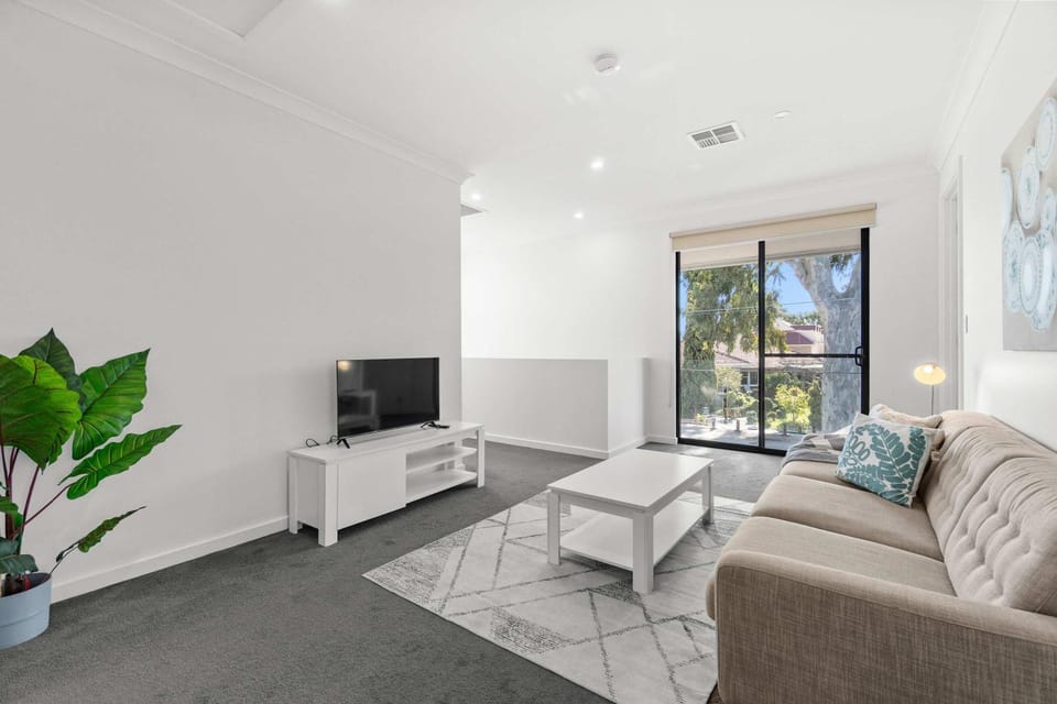 Campbelltown modern home Family Stay House in Adelaide
