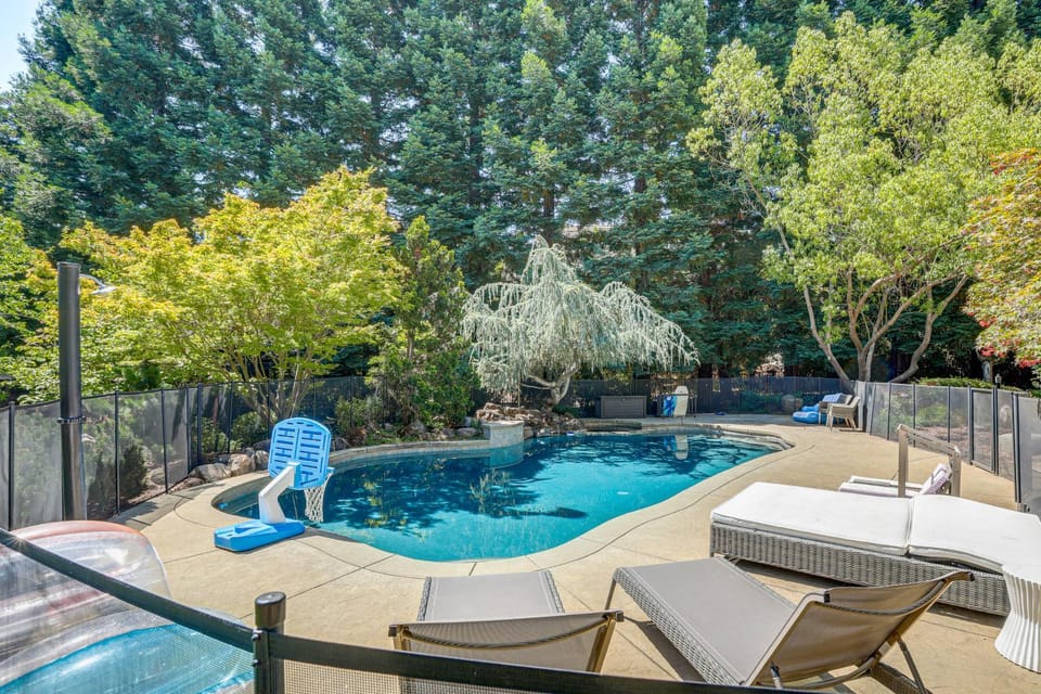 Spacious Home w/ Private Pool, Mins to Folsom Lake House in Granite Bay