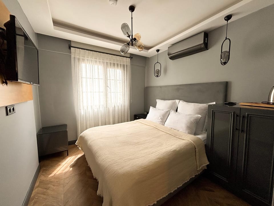 Photo of the whole room, Bedroom