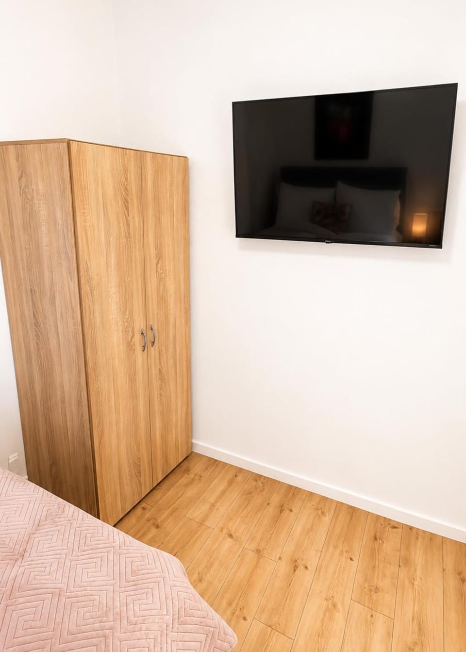 Bed, TV and multimedia, Bedroom