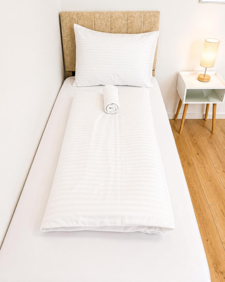 Bed, Bedroom, towels