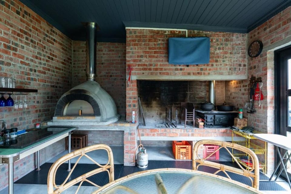BBQ facilities, Kitchen or kitchenette, stove