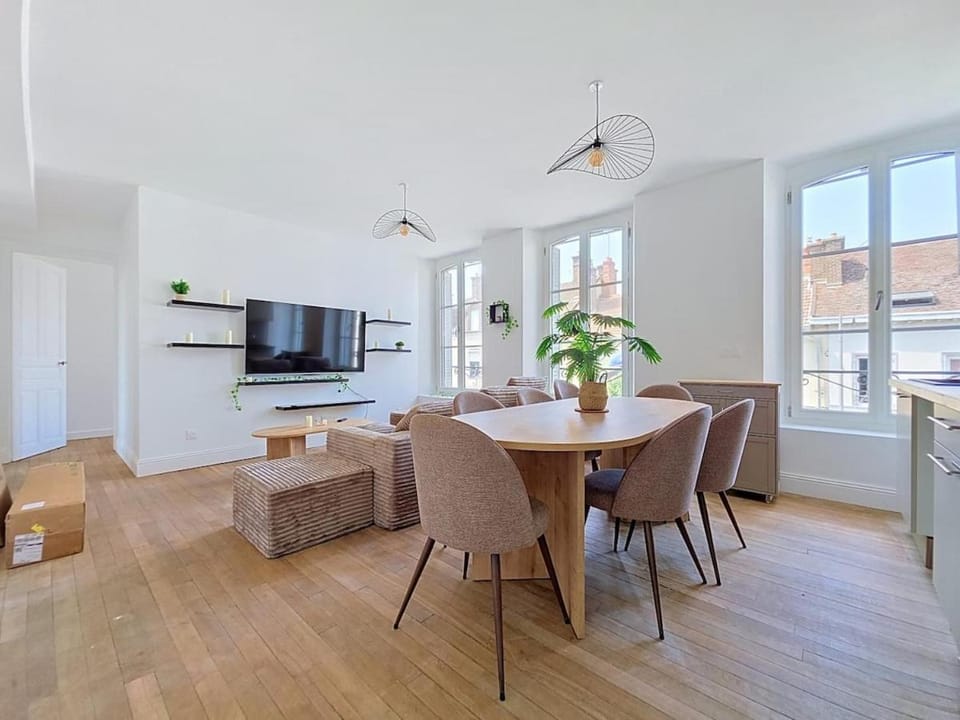 Communal lounge/ TV room, TV and multimedia, Living room, Seating area, Dining area
