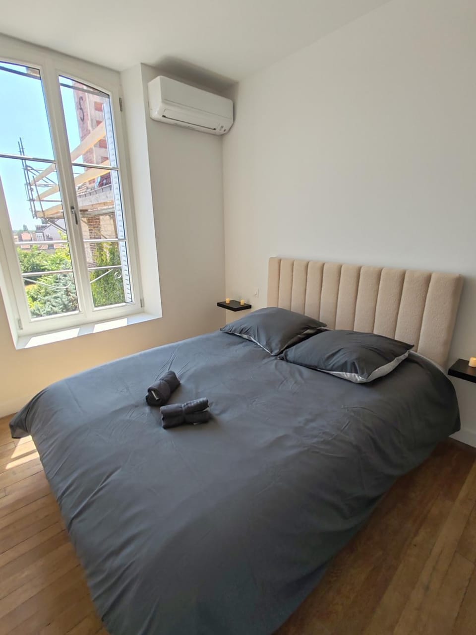 Bed, Photo of the whole room, Bedroom, towels, air conditioner