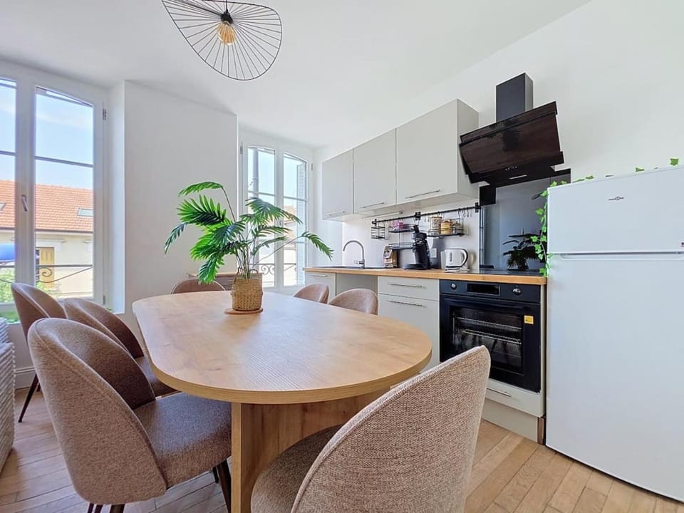 Coffee/tea facilities, Kitchen or kitchenette, Living room, Seating area, Dining area, oven, pet friendly, stove